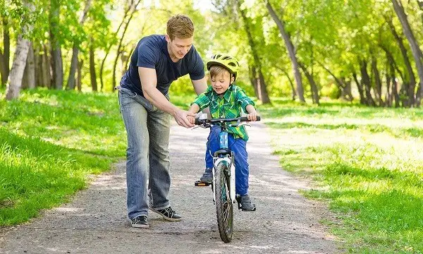 Fahren eines Kindes auf einem zweirädrigen Fahrrad