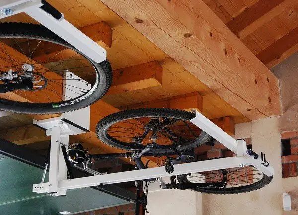 Abstellen des Fahrrads in der Garage eines Privathauses
