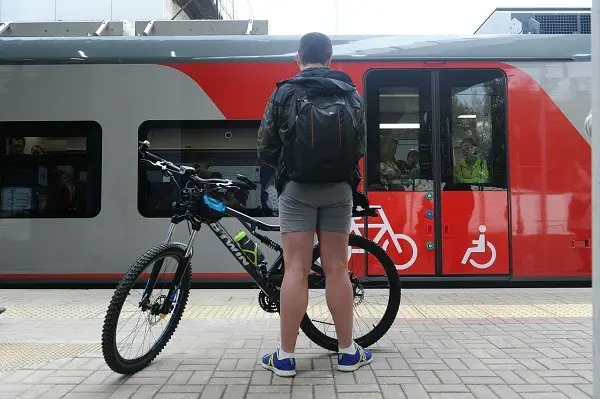 wie man ein Fahrrad im Zug transportiert