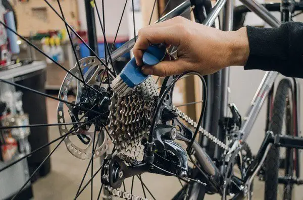 Vorbereitung der Fahrradkette auf die Saison