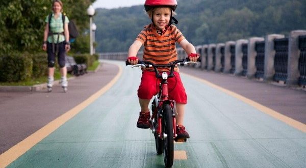 Wie Sie Ihrem Kind das Fahrradfahren beibringen: Sicherheitsregeln, Tipps