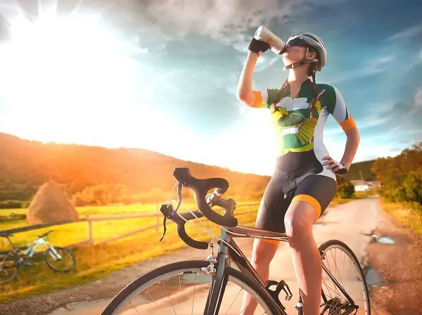 nehmen Sie eine Flasche Wasser mit, wenn Sie mit dem Fahrrad fahren
