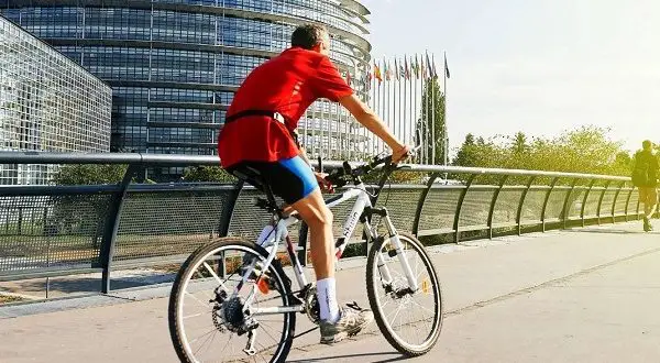 Wie man richtig auf der Fahrbahn Fahrrad fährt