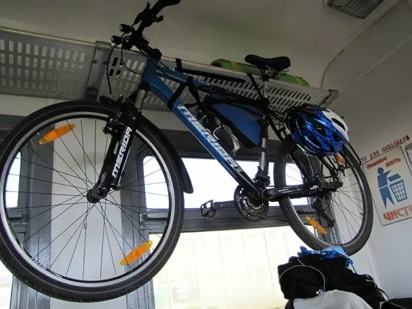 Verladen eines Fahrrads in den Zug