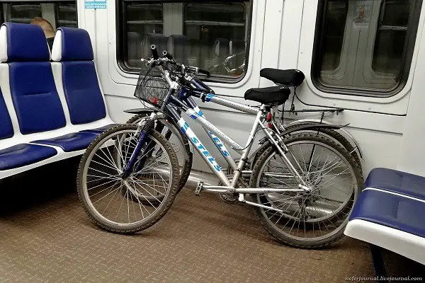 die Art und Weise, wie das Fahrrad auf dem Zug platziert ist