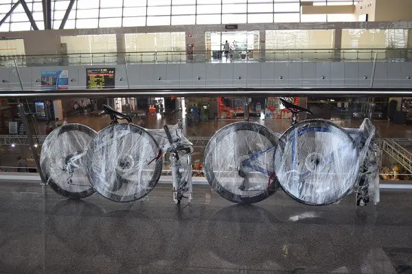 Verpackung des Fahrrads für den Transport im Zug
