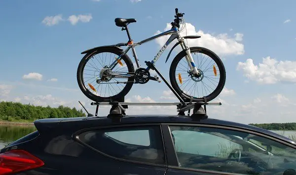 ein Fahrrad auf dem Autodach